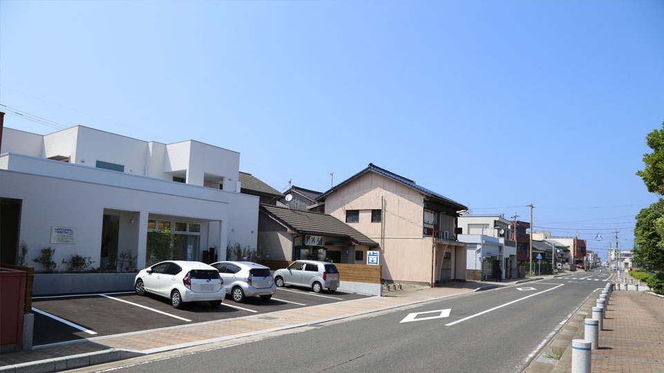 この通り沿いにあります