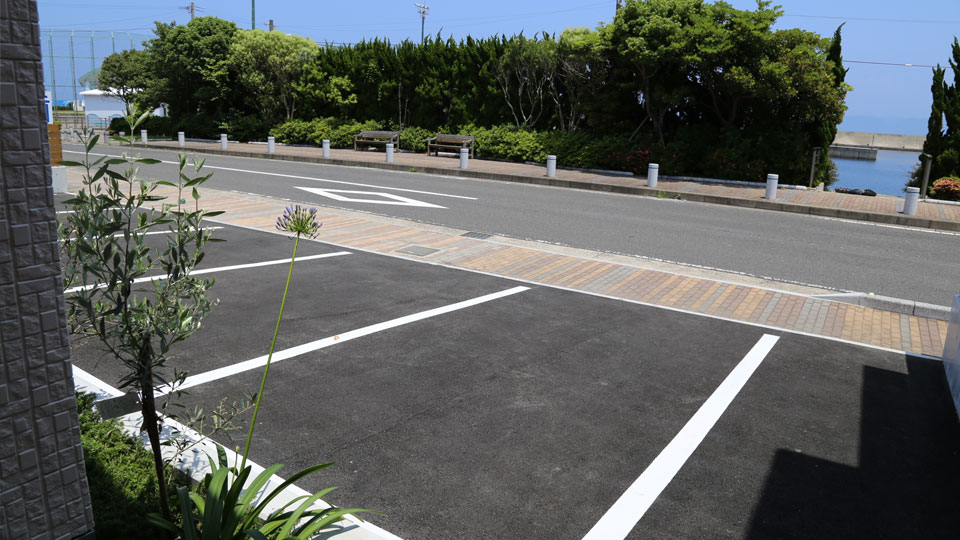 すぐ目の前に駐車スペースあり